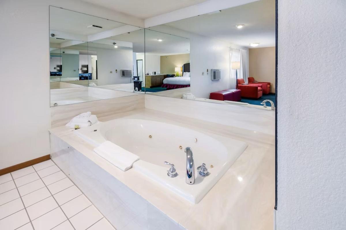 Hotel & Suites, A Howard Johnson By Wyndham