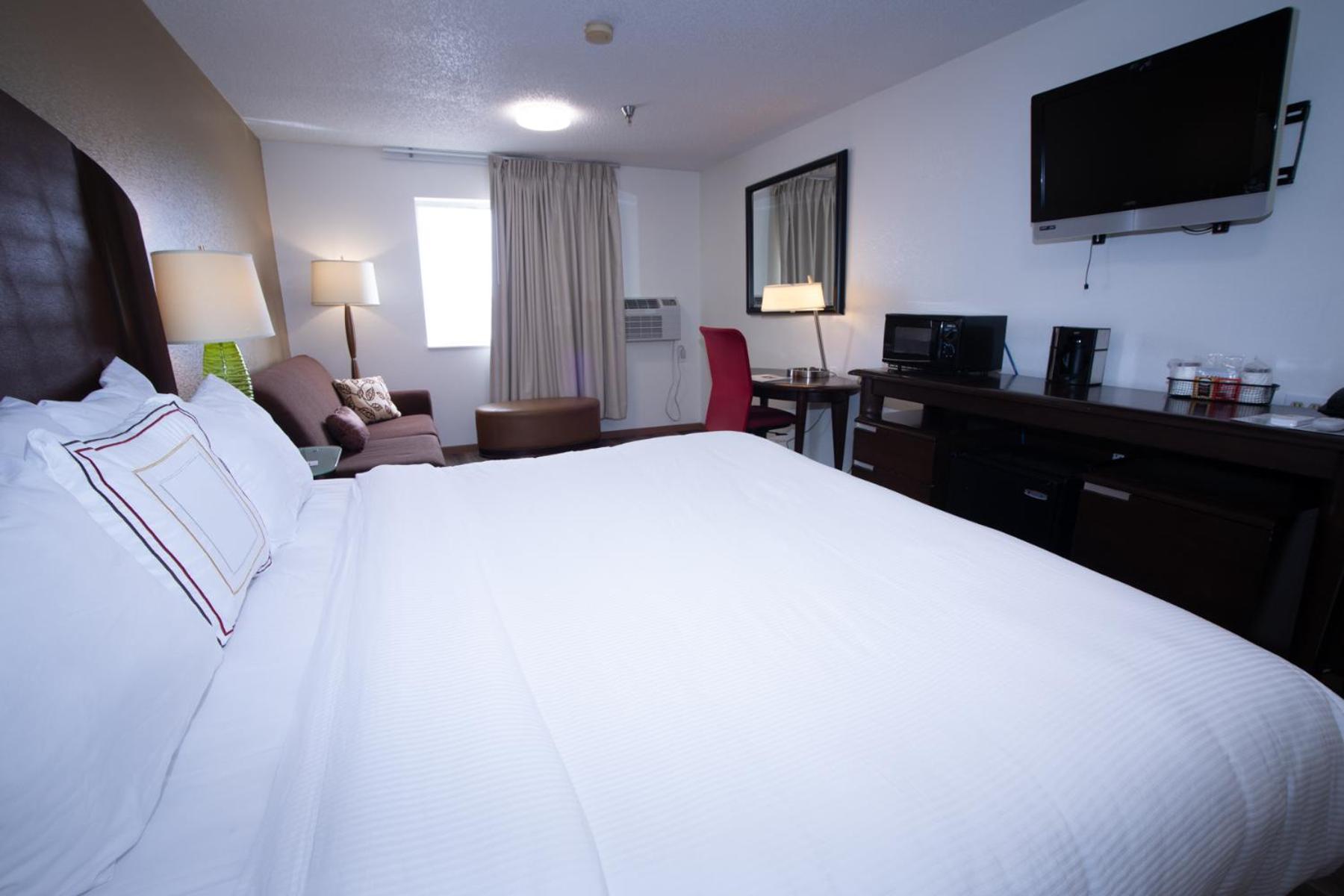 Hotel & Suites, A Howard Johnson By Wyndham Alliance