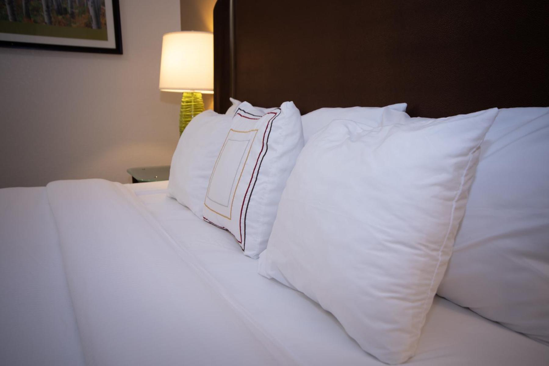 & Suites, A Howard Johnson By Wyndham Alliance