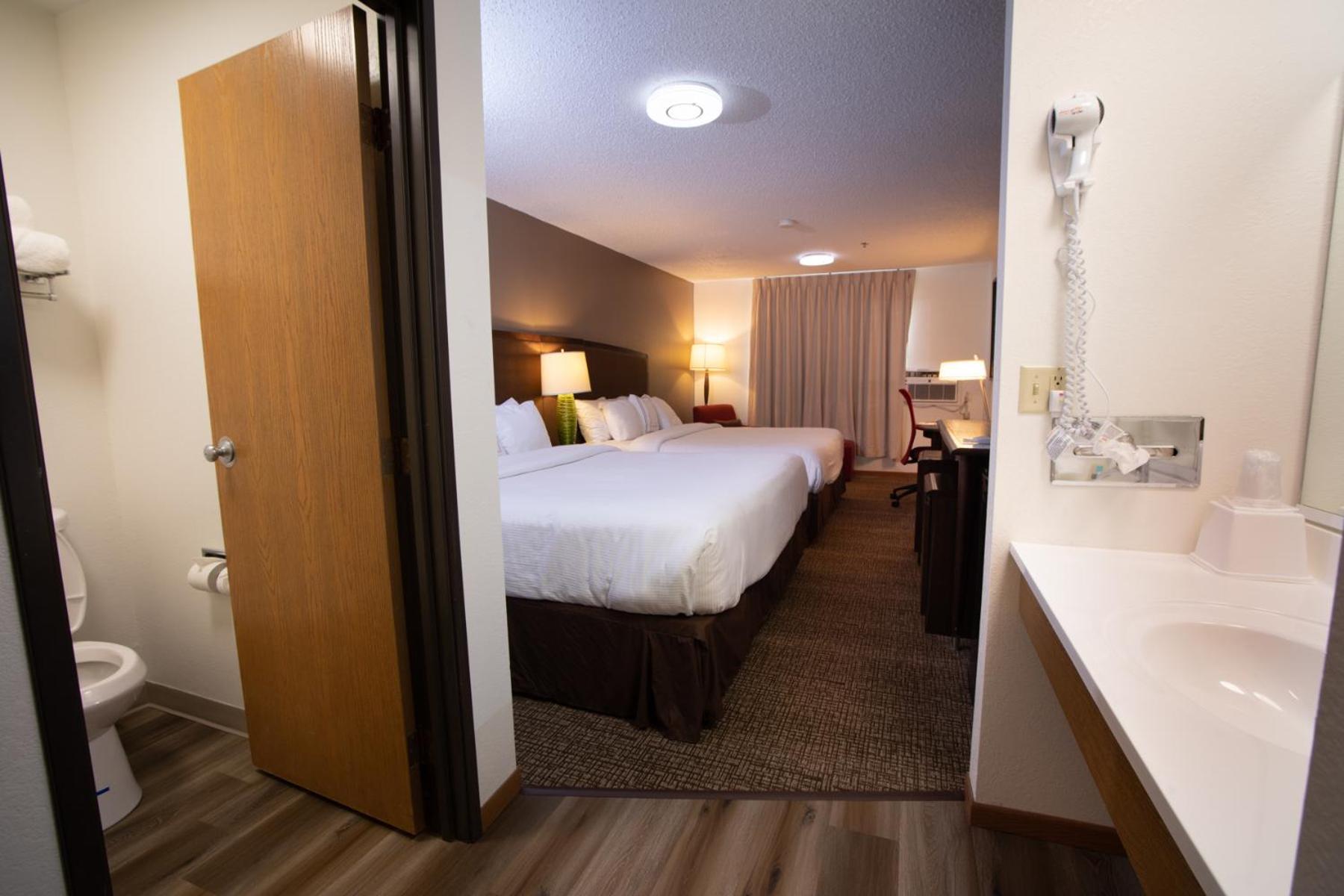 & Suites, A Howard Johnson By Wyndham 3* Alliance