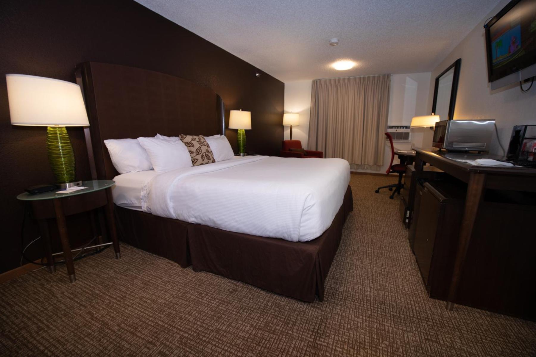 & Suites, A Howard Johnson By Wyndham Hotel