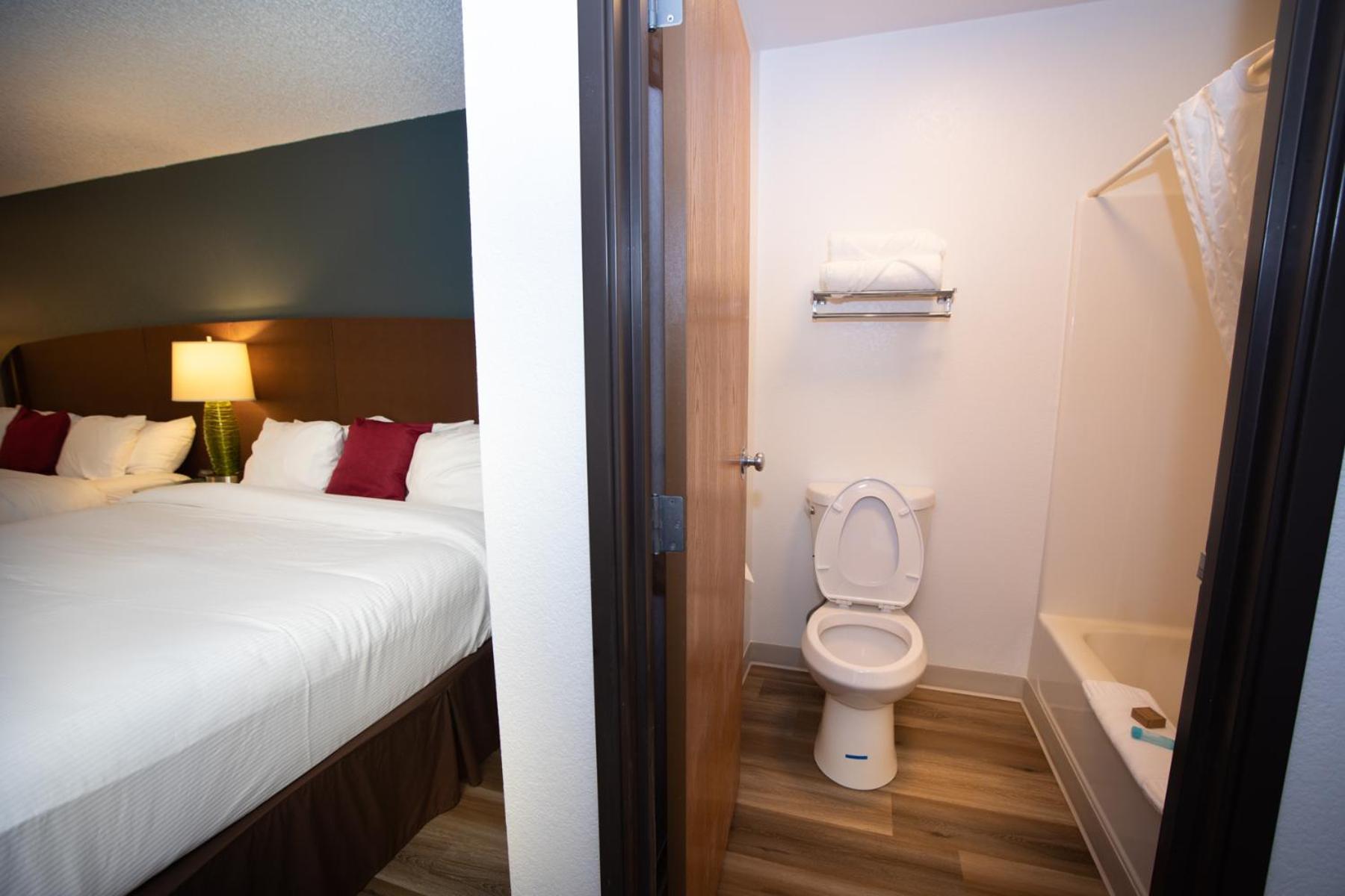 & Suites, A Howard Johnson By Wyndham Hotel 3*
