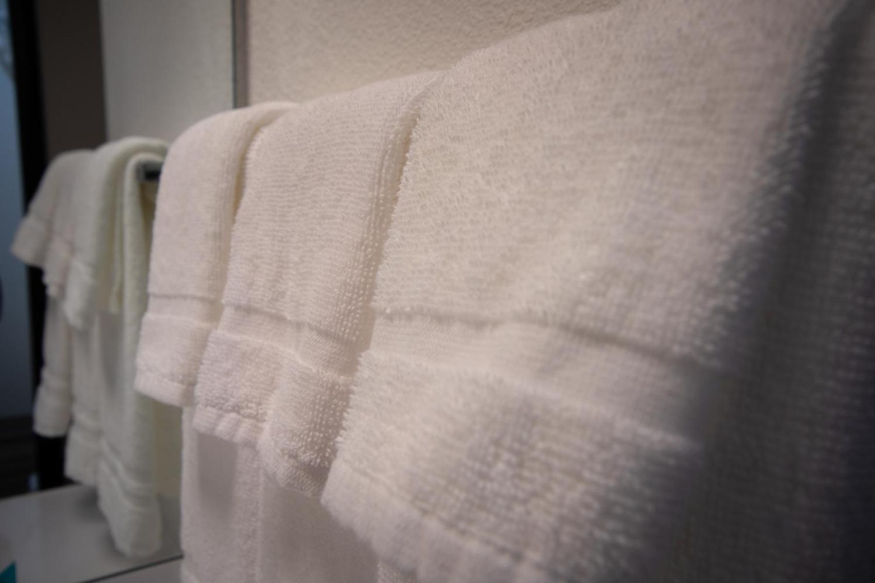 & Suites, A Howard Johnson By Wyndham Hotel Alliance
