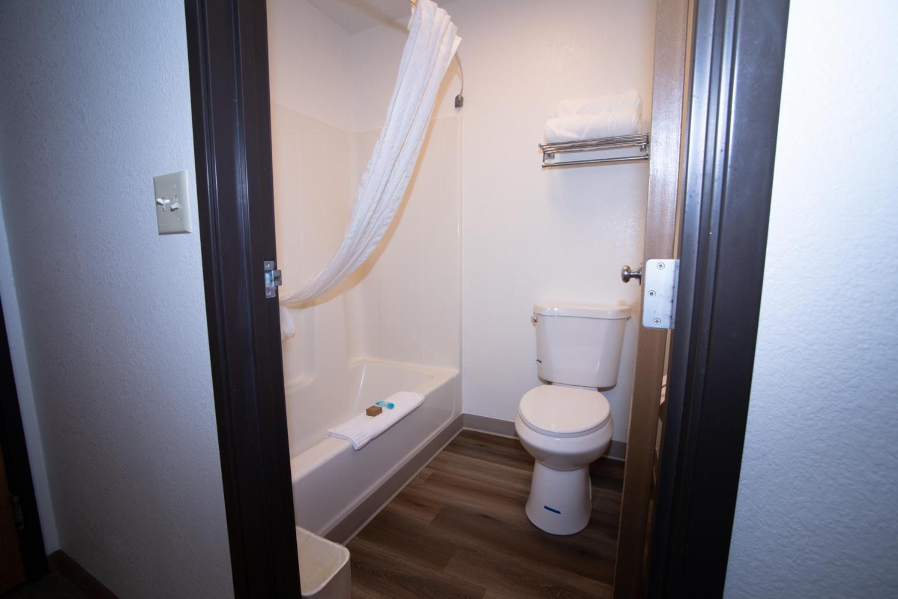 Hotel & Suites, A Howard Johnson By Wyndham Alliance