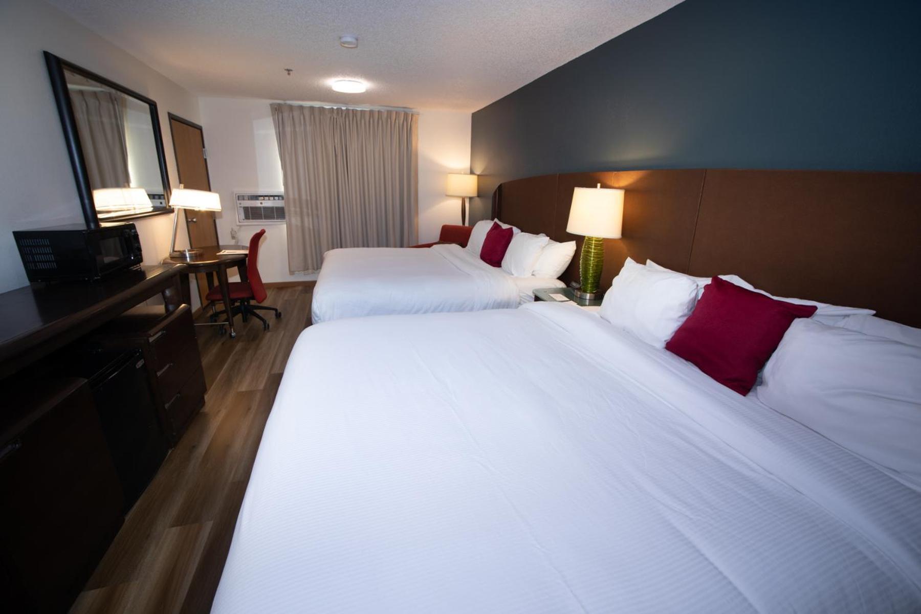 Hotel & Suites, A Howard Johnson By Wyndham