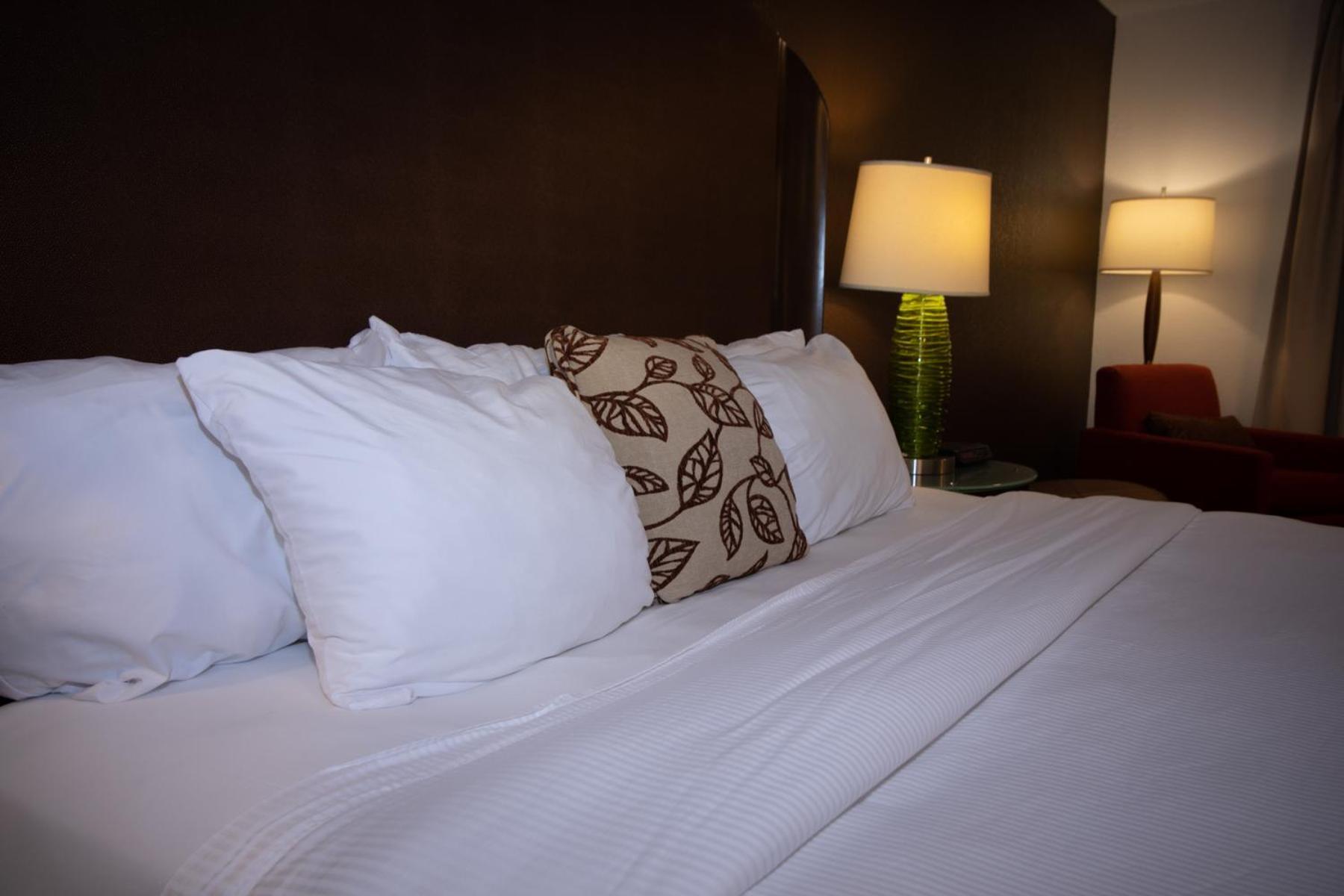 Hotel & Suites, A Howard Johnson By Wyndham 3*