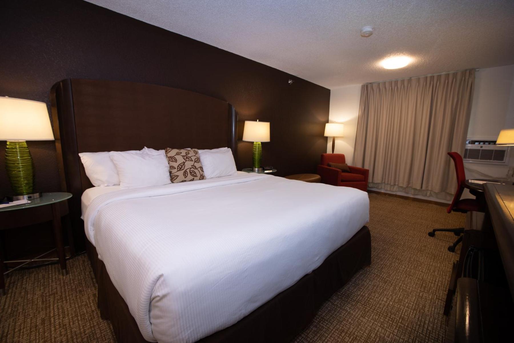 & Suites, A Howard Johnson By Wyndham Alliance