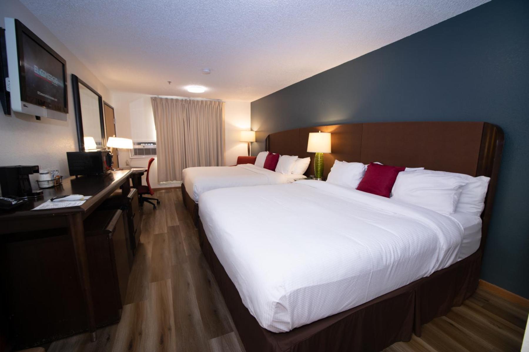 & Suites, A Howard Johnson By Wyndham 3* Alliance