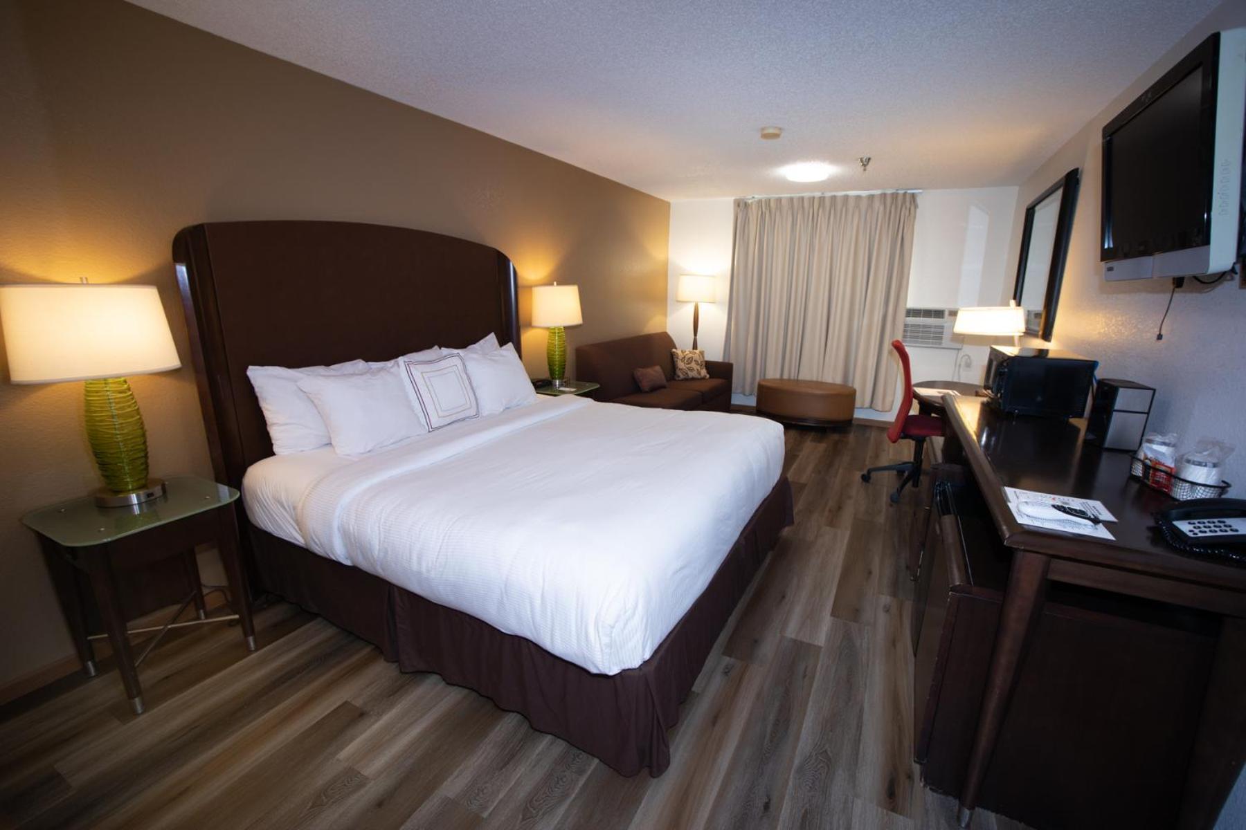 & Suites, A Howard Johnson By Wyndham